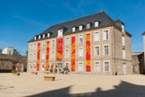 <center>Le château des ducs de Bretagne. </center> Le bâtiment du Harnachement (18e), réaménagé en 1997, a été dédié aux expositions temporaires.
