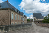 <center>Le château des ducs de Bretagne. </center> le chemin de ronde, au fond la tour du fer à Cheval.