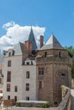 <center>Le château des ducs de Bretagne. </center> La conciergerie et la tour dite du Vieux Donjon (14e).