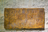 <center>Le château des ducs de Bretagne. </center> Il s'agit du moulage d'un original en pierre calcaire datant du 2e siècle apr. J.-C. L'inscription a été découverte dans les fondations de la porte Saint-Pierre, en 1805, et est encastrée dans la galerie basse de l'hôtel de ville de Nantes, où elle est toujours conservée. Il y est écrit : « Au Dieu Vulcain, pour le salut des habitants du port et des nautes de la Loire. » Les nautes formaient une corporation de bateliers encadrant le trafic fluvial de Loire. Leur activité s'étendait probablement au trafic maritime.