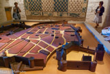 <center>Le château des ducs de Bretagne. </center> Grand plan de la ville médiévale fortifiée dans une ancienne salle d'artillerie.