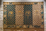 <center>Le château des ducs de Bretagne. </center> Tapisserie dite « des États de Bretagne »
Cette tapisserie décorait la salle dans laquelle se réunissaient une fois par an les États de Bretagne (les représentants de la province). Sur la partie centrale de la tapisserie, le motif noir sur fond blanc est une hermine. Elle symbolise la Bretagne. Le deuxième motif, doré sur fond bleu, est une fleur de lys. Elle représente le royaume de France.
Le 4 octobre 1585, les députés du pays et duché de Bretagne réunis a Nantes décident de faire exécuter « six pièces de tapisseries » semées d'un côté de « lys et armes de France » et de l'autre « d'hermines et armes de Bretagne ». D'après un dessin de Robert Paigné, le licier Pierre de Molin réalise ces tapisseries en 1586, à Paris. Elles sont utilisées chaque année dans les villes où se déroulent les réunions des États, probablement jusqu'à la Révolution, en 1789. La tapisserie a subi des transformations et des remontages ultérieurs.