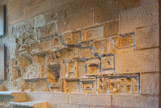 <center>Le château des ducs de Bretagne. </center> Graffitis des prêtres réfractaires qui furent enfermés ici durant la Révolution, lorsque le château servit de prison. Ils ont gravés des autels.