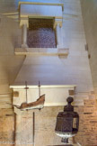 <center>Le château des ducs de Bretagne. </center> L'absence de plancher dans cet espace soulève deux hypothèses : soit le bâtiment est resté inachevé, soit les planchers ont été ruinés.
Les cheminées constituent un élément de confort essentiel. La forme et la sobriété de celles-ci sont caractéristiques du 15e siècle. À la fin de cette période, on dénombre plus de 8o cheminées au château de Nantes. Leur ravitaillement nécessite un personnel nombreux et une quantité de bois considérable.