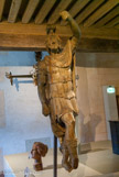 <center>Le château des ducs de Bretagne. </center> Dès le 17e siècle, la figure de proue devient une pièce majeure de l'ornementation des navires. Elle est l'emblème du vaisseau, son âme. Celle-ci représente peut-être saint Georges brandissant sa lance aujourd'hui disparue, avec laquelle il transperça le dragon de Silène. Trouvée à La Roche-Bernard, cette sculpture provient d'un navire qui n'a pas été identifié.