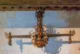 <center>Le château des ducs de Bretagne. </center> BALANCE POUR LA PESÉE DES CANONS
Depuis 1642, un chantier de construction navale de la Marine royale est installé à Indret. En 1777, une fonderie de canons y est créée, afin d'équiper les navires de la Marine royale. Cette balance y a été utilisée jusqu'au début du 19e siècle pour la pesée des canons, ce qui explique son format ainsi que son décor qui mêle les emblèmes de la monarchie au répertoire maritime.