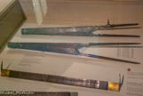 <center>Le château des ducs de Bretagne. </center> En premier plan, un instrument pour le report des cotes, un double pied de charpentier de marine, conçu essentiellement en fanon de baleine. Derrière, deux compas pour la construction navale. Le  Compas est un instrument de mesure qui permet de reporter à l'échelle une distance ou un volume à partir d'un dessin ou d'un plan.