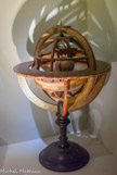 <center>Le château des ducs de Bretagne. </center> SPHÈRE ARMILLAIRE
Cet instrument d'astronomie représente l'ensemble de l'univers et le mouvement des astres tels qu'ils étaient connus à l'époque de sa création. Les sphères armillaires étaient plus utilisées comme des instruments de démonstration magistrale ou scolaire que comme des instruments de calcul. Au 18e siècle, elles sont très en vogue dans les cabinets scientifiques et les bibliothèques.