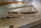 <center>Le château des ducs de Bretagne. </center> ARMES DE BORD
Il existe trois types d'armes blanches de marine : les piques, les épées et les sabres. Réglementées assez tardivement, ces armes de bord sont encore peu décorées à la fin du 18e siècle.