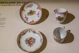 <center>Le château des ducs de Bretagne. </center> Tasse et soucoupe aux armoiries de Mathurin Moricaud du Vivier et de Jeanne Bertrand de Cœuvres en porcelaine planche et émaux polychromes de la Compagnie des Indes Période « rose ».