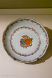 <center>Le château des ducs de Bretagne. </center> Cette paire d'assiettes provient d'un service fabriqué pour le mariage en 1764 de Louis de Monti, comte de Rezé, et de Marie Anne Louise de la Roche Saint-André.
Paire d'assiettes aux armoiries des familles de Monti et de la Roche Saint-André en porcelaine blanche et émaux polychromes de la Compagnie des Indes. Période « rose ».