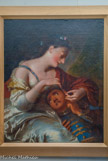 <center>Le château des ducs de Bretagne. </center> Une jeune femme s'apprête à percer l'oreille de son esclave... Cette scène nous permet d'évoquer un sujet pour lequel il n'existe pas d'illustration connue à ce jour : la présence des Africains à Nantes. En 1777, un recensement réalisé en Bretagne en dénombre environ 700 dans la ville, la plupart domestiques. Et pourtant, il leur est légalement interdit de demeurer sur le territoire ! En effet, les esclaves noirs ne sont autorisés en métropole que pour leur éducation religieuse ou l'apprentissage d'un métier. Dans les faits, les grandes familles nantaises, ayant des intérêts dans les colonies, font venir à Nantes des gens de couleur pour être leurs domestiques. À cette population asservie se mêle un nombre important de Noirs dits « libres de couleur », c'est-à-dire des affranchis.
Jeune femme perçant l'oreille de son serviteur noir Anonyme, vers 1735