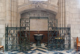 <center>Basilique St Nicolas. </center>  Les fonts baptismaux : La cuve, de style renaissance, est peut-être celle de l'ancienne église.