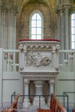 <center>Basilique St Nicolas. </center>  La chaire en marbre de Carrare et mosaïque. La majeure partie fut détruite lors du bombardement de 1943. Il ne subsiste que quelques sculptures de Vallet : le Triomphe du Christ sur un char tiré par les quatre évangélistes, Moise descendant du Sinaï avec les tables de la Loi, la Victoire de saint Michel sur les mauvais anges.