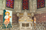 <center>Basilique St Nicolas. </center>  L'autel dédié à saint Félix. A droite, une statue de saint Nicolas, patron de la paroisse.