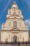 <center>Eglise Sainte-Croix. </center> De 1669 à 1685, construction de la nef dans l'ancien style ogival flamboyant (inscription sur le pilier gauche de la nef). Le chevet était formé d'un mur plat auquel les trois autels étaient adossés.
- en 1685, construction de la façade en style classique, avec colonnes et fronton à l'antique.
Au XIXe siècle
- en 1839, L'architecte Théodore NEAU bâtit le chœur en style flamboyant comme la nef.
- en 1860, l'architecte DRIOLLET surmonte la façade du XVIIe siècle d'un campanile et du beffroi.
