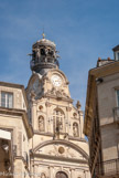 <center>Eglise Sainte-Croix. </center> La grande curiosité de l'édifice est son beffroi métallique couronné d'anges sonnant de la trompette aux quatre points cardinaux.