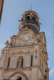 <center>Eglise Sainte-Croix. </center> Elevé sur l'église par la mairie bien avant la loi de séparation de l'Eglise et de l'Etat, il renferme une horloge et la plus lourde cloche de la ville (8 096 kg) provenant toutes deux de l'ancienne tour du Bouffay. dans la niche, statue de Jérémie.