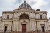 <center>Notre-Dame de Bon-Port. </center>  Construite au milieu du 19ème siècle, à l'emplacement de l'ancien hospice du Sanitat, Notre-Dame-de-Bon-Port achève la transformation de ce quartier proche du port. Au nord d'une place en hémicycle alors inachevée, les architectes Seheult et Chenantais imaginent en 1845 une église monumentale de plan carré. Elle renoue avec la tradition baroque de la Contre Réforme : le dôme rappelle celui des Invalides, la façade, celle de Saint Pierre de Rome.
La façade, de 30 mètres de haut, se compose de deux niveaux : rez-de-chaussée dorique et premier étage corinthien ; la partie centrale en avancée renoue avec le style antique à un seul étage grâce à l'archivolte surélevée.