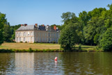 <center>Promenade sur l'Erdre. </center> Bâti, semble-t-il, sur l'emplacement d'un ancien édifice gallo-romain, le domaine de la Desnerie est mentionné dès 1371. Il est alors la propriété d’un compagnon d'armes de Du Guesclin et du connétable Olivier de Clisson. Ce château est agrandit au XVIIe siècle : il possède une chapelle privée qui date de 1624 ou 1634 ; puis au XVIIIème siècle ajout de l'aile ouest (œuvre de l'architecte Ceineray). La famille de Sesmaisons obtient le domaine de La Desnerie par alliance. La tour jumelle, vestige du château primitif, date du XV-XVIème siècles.