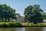 <center>Promenade sur l'Erdre. </center> Le château de la Poterie (1789), édifié par l'architecte Ceineray pour la famille Vanasse. La Poterie appartient dès 1600 à une famille Mocquard (négociants nantais), alliée aux Grilleau de La Vinaudière et aux Pontdavy.  En 1789, la dame Clanchy, propriétaire, est veuve de Jean Baptiste Barnabé de La Haye. Jean Clanchy, époux de Renée Vanasse, meurt à La Poterie en 1795. En 1798, meurt à La Poterie, Anne de Monti, fille de Joseph et d'Alixe Clanchy.