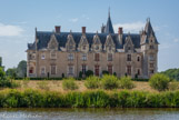 <center>Promenade sur l'Erdre. </center> Château de la Gascherie. Au moment de la construction du château, la châtellenie de La Gascherie est la propriété de Jean de Lespervier, grand veneur du Duc François II, qui épousa la fille du trésorier Landais Le domaine devient ensuite la propriété de la famille de la Noue : dont le fameux François de La Noue Bras de fer, compagnon d'Henri IV - En 1563, il passe aux calvinistes et devint une terre de refuge pour les protestants chassés de Nantes - XVIIe ; il appartient aux Charette de la Collinière, famille qui donna plusieurs maires à Nantes - En 1775, La Gascherie est érigée en marquisat puis vendue comme bien national en 1796.