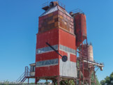 <center>L'île de Trentemoult. </center> Le pendule de Roman Signer. L'artiste a découvert une centrale à béton, construite à la fin des années 1960, désormais inutilisée. Un grand pendule de 7 m de long s'accroche au bâtiment. Cette horloge absurde, sans aiguille, marque la lente déchéance du bâtiment, la course inéluctable des êtres et des choses vers leur disparition.