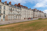 <center>L'île Feydeau. </center> Près de vingt années de travaux, de 1926 à 1938, furent nécessaires pour combler une partie de l'Erdre et les bras de la Loire situés au nord de l'île Gloriette. Les parterres engazonnés et leurs bordures de granit évoquent l'eau du fleuve et les anciens appontements.