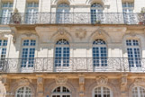 <center>L'île Feydeau. </center> Les mascarons sont des figures ou des masques fantastiques, voire grotesques, décorant la clé des portes et fenêtres. Ici, ils sont d'inspiration exotique, mythologique (Neptune, Eole...) et allégorique (saisons, continents..)