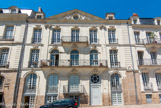 <center>L'île Feydeau. </center> Immeuble Perraudeau, 13 allée de Turenne, avec sa porte qui penche, ses balcons, ses mascarons et son fronton.
