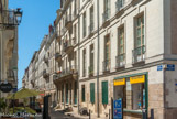 <center>L'île Feydeau. </center> La rue Kervégan avec ses petits pavés. Les balcons 