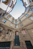<center>L'île Feydeau. </center> Le temple du Goût. Organisé autour d'une cour intérieure, il possède deux façades identiques donnant l'une sur la rue Kervégan, l'autre sur l'ancien quai Duguay-Trouin.