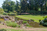 <center>Jardin des plantes. </center> Louis XIV le crée pour ses apothicaires, puis Louis XV assujettit les capitaines de vaisseaux nantais à rapporter graines et plantes de leurs voyages au long cours. Ouvert au public en 1829, il est transformé à l'anglaise en 1860, non sans que ses collections soient sans cesse enrichies par l'apport des navigateurs et l'achat d'espèces rares. Aujourd'hui encore l'histoire et la recherche botanique passent par le Jardin des Plantes de Nantes. Qu'on en juge: plus de 11 000 espèces vivantes, 800 m² de serres, 70 000 fleurs à chaque saison...