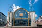 <center>Ancien hall d'expédition. </center> Ce bâtiment utilitaire servait au conditionnement et à l'expédition des gâteaux secs. L'entrée est encadrée de deux tours en forme de boîte de gâteaux et surmontée d'un énorme Petit-Beurre.