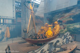 <center>Ile de Nantes. </center> Le bateau tempête. Élément vedette de la Galerie, le Bateau tempête est entouré de vagues mécaniques, prototypes des vagues des futurs Mondes Marins.