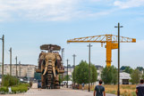 <center>Ile de Nantes. </center> 12 m de haut et 8 m de large - 50 tonnes d'acier et de bois (tulipier de Virginie) - Carcasse hydraulique irriguée par 4 tonnes d'huile - Moteur 450 chevaux - Vitesse 1 à 4 km/h
Quand l'animal majestueux part en promenade, c'est une véritable architecture en mouvement qui sort d'une cathédrale d'acier. 49 passagers embarquent pour un étonnant voyage sur l'île de Nantes.