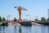 <center>Ile de Nantes. </center> Une grue Titan et les cales sèches.