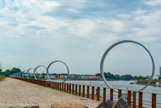 <center>Ile de Nantes. </center> Les Anneaux, Daniel Buren et Patrick Bouchain
Plasticien français mondialement connu depuis Les Deux Plateaux de la cour du Palais Royal à Paris (1986), Daniel Buren a livré 18 anneaux soulignant la double perspective architecturale et naturelle qu'offre cette section de l'Île. La nuit, leurs halos lumineux rouges, verts et bleus redessinent le paysage.