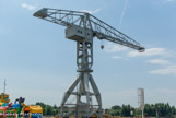 <center>Ile de Nantes. </center> Grue portuaire. Acquise par le Port Autonome de Nantes-Saint-Nazaire en 1969, la grue grise, d'une puissance de 60 tonnes, située sur le quai Wilson, à l'extrémité ouest de l'île de Nantes, sert principalement aux opérations de déchargement de coils (bobine de tôle issue soit du laminage  à chaud, soit de la transformation à froid) pour le compte de la société Pum Chaillous (groupe Arcelor) jusqu'en 2003. Après cette date, elle est désaffectée.
Destinée initialement à être ferraillée, la grue grise est rachetée par la Ville de Nantes au port autonome en avril 2005 pour l'euro symbolique, elle est classée monument historique le mois suivant. Elle subit des travaux de rénovation entre septembre 2006 et février 2007 : sécurisation, allègement du contrepoids et peinture argentée.
Elle fait aujourd'hui office de « figure de proue » de l'île de Nantes, en cours de réhabilitation par l'équipe d'Alexandre Chemetoff, à proximité immédiate du hangar à bananes et des Anneaux de Buren.