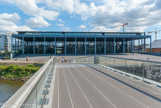 <center>Ile de Nantes. </center> Le palais de justice.
Conçu par Jean Nouvel, inauguré en 2000, ce monument doit se visiter ne serait-ce que pour apprécier la salle des pas-perdus, vaste rectangle de lumière face à la Loire. Puissance mais aussi transparence, clarté et 