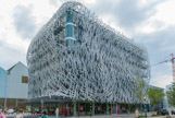 <center>Ile de Nantes. </center> Bâtiment Manny. Le promeneur passant à proximité de Manny découvre Air de Rolf Julius, qui sous la peau métallique du bâtiment résonne et semble subtilement 