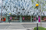 <center>Ile de Nantes. </center> The Zebra Crossing (Le Passage Piéton). Angela Bulloch. En s'inspirant du marquage des passages piétons britanniques, el1e redessine l'espace public face au bâtiment et crée l'impression d'un dérèglement pour semer le doute dans l'esprit du promeneur d'autant que le passage piéton se prolonge à l'intérieur du bâtiment !