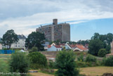 <center>Ile de Nantes. </center> La Maison Radieuse, Le Corbusier
Ce bâtiment que l'on distingue depuis certains points de Nantes est la deuxième unité d'habitation conçue par le célèbre architecte suisse naturalisé français. Sortie de terre en 1955, elle suivait celle de Marseille et précédait celle de Berlin. S'inspirant du principe modulaire et du nombre d'or. Le Corbusier y développa son système constructif visant à établir des appartements à l'intérieur d'une ossature de poteaux et de poutres en béton armé. Un principe révolutionnaire banalisé depuis quelques décennies et qui livra ici un bâtiment sur pilotis avec une façade jouant des balcons et des claires-voies, de même que des appartements toujours ensoleillés. La Maison radieuse est emblématique de la vision de Le Corbusier : une architecture destinée à l'épanouissement humain.