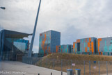<center>Ile de Nantes. </center> Ancien stade de football Marcel Saupin. La tribune nord, celle qui borde le quai Malakoff, a été remise en état, tout comme la pelouse. Le Saupin du XXIe siècle ne compte pas d'autres gradins. Au bord de la Loire, en lieu et place de la tribune sud, se trouve le premier Institut d'études avancées (IEA) de France, ainsi que les nouveaux locaux de la Maison des sciences de l'homme. Une tour de quinze étages accueille aussi des logements pour les chercheurs internationaux de l'IEA et une résidence-services pour les professionnels de passage. A l'est, près du pont Willy-Brandt, un parking aérien et un ensemble de bureaux sont édifiés. La tribune ouest, elle, est remplacée par des appartements et des commerces.