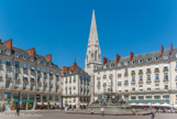 <center>La place Royale. </center> Presque entièrement détruite lors des bombardements de 1943, cette place, conçue au 18e siècle par Mathurin Crucy, est reconstruite à l'identique. Elle respecte les principes de l’architecte : symétrie des façades, rigueur du plan, ouverture des perspectives.