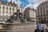 <center>La place Royale. </center> Les statues sont l'œuvre des sculpteurs Daniel Ducommun de Locle (pour la ville et les cours d'eau) et Guillaume Grootaërs (pour les génies), et du fondeur nantais Jean Simon Voruz.
