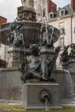 <center>La place Royale. </center> La Sèvre. D'autres statues symbolisent les huit génies de l'industrie et du commerce : soufflant de l'eau au travers de coquillages et juchés sur des dauphins crachant de l'eau par les narines, ils rappellent le rôle majeur du port dans l'économie de la cité