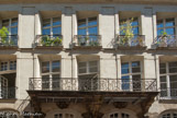 <center>Maison du chocolatier. </center>Dans cet immeuble est mort, en 1811, Jean-Baptiste Ceineray, grand architecte de la ville. Remarquez les fenêtres, orientées de telle façon que la lumière puisse pénétrer le mieux à l'intérieur. Et au rez-de-chaussée, la confiserie.