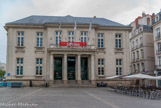 <center>Place du Commerce. </center> Elle est située sur l'ancien port au vin. Le palais de la Bourse fur édifié par Mathurin Crucy au début du XIXe, dans le style néoclassique.