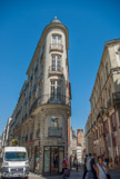 <center>Rue Crébillon. </center>A gauche, la rue Crébillon, à droite, le passage Pommeraye.